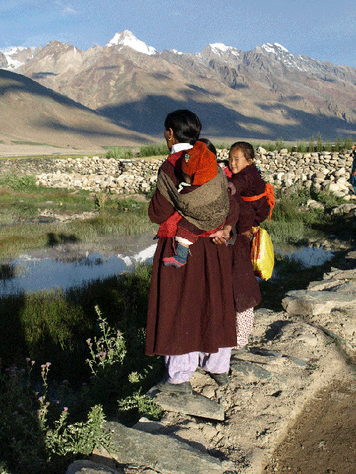 femme-enfant-zanskar-inde-ladakh-himalaya
