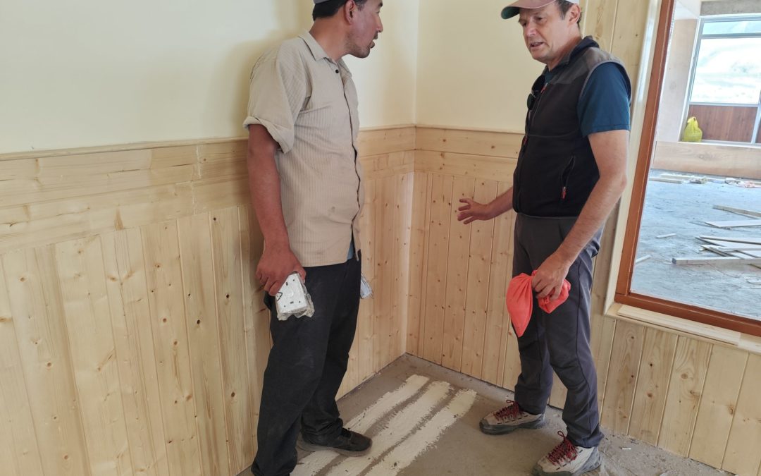 Hervé et le Chef de chantier du multipurpose hall